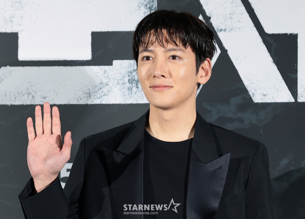 (Seoul = News1) Reporter Kwon Hyun-jin = Actor Ji Chang-wook poses at a production briefing for the film 'The Group' (director Yeon Sang-ho) held at CGV Yongsan I'Park Mall in Yongsan-gu, Seoul on the 6th. "Collective" is a work about isolated survivors fighting against the evolving infected in an unpredictable form inside a building blocked by an unidentified infection. 2026.4.6/News1 Copyright © News1. All rights reserved. Unauthorized reproduction and redistribution, and prohibition of using AI learning. /Photo = (Seoul = News 1) Reporter Kwon Hyun-jin