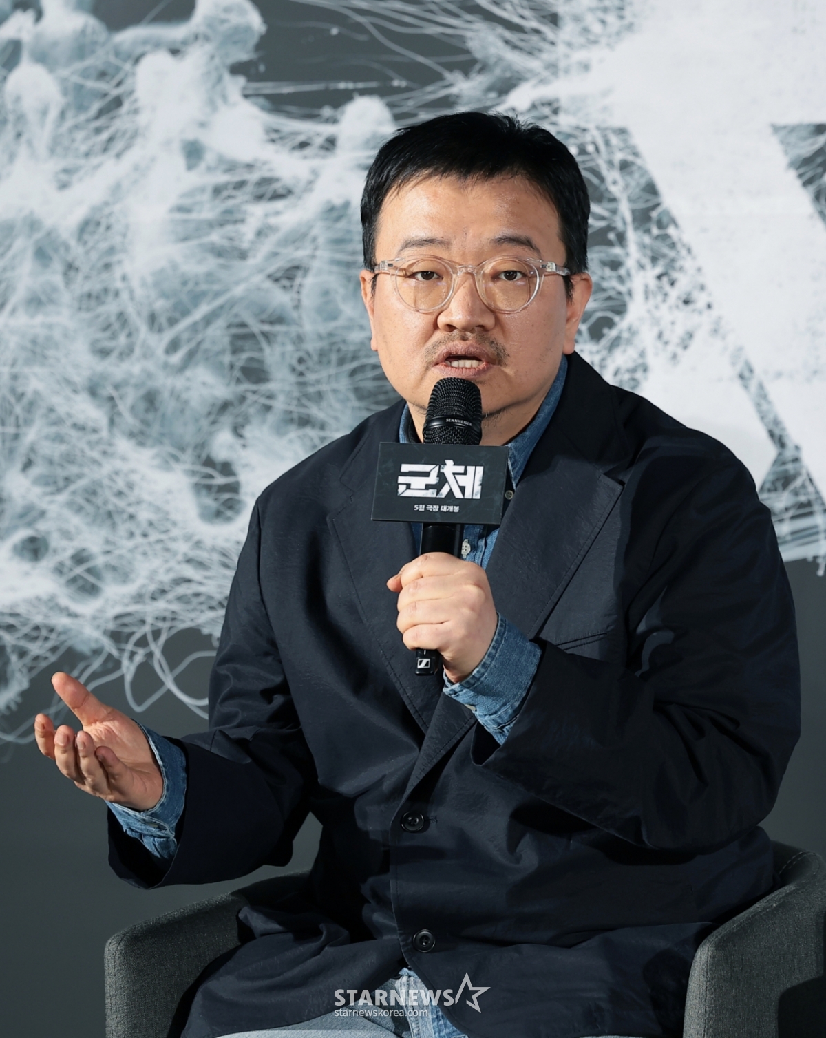 (Seoul = News1) Reporter Kwon Hyun-jin = Director Yeon Sang-ho is greeting at the production briefing of the movie 'Colony' held at CGV Yongsan I'Park Mall in Yongsan-gu, Seoul on the 6th. "Collective" is a work about isolated survivors fighting against the evolving infected in an unpredictable form inside a building blocked by an unidentified infection. 2026.4.6/News1 Copyright © News1. All rights reserved. Unauthorized reproduction and redistribution, and prohibition of using AI learning. /Photo = (Seoul = News 1) Reporter Kwon Hyun-jin