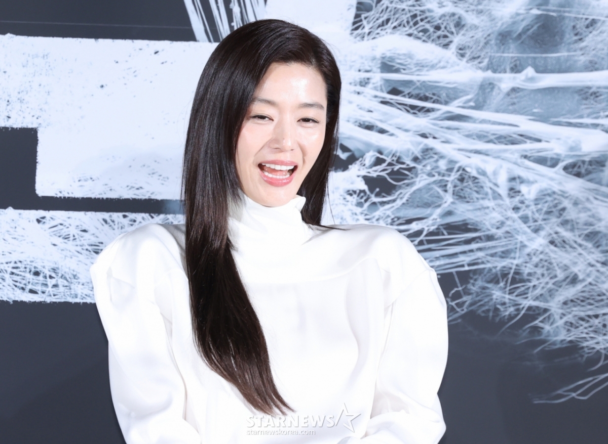 '군체' 전지현 "생존자 리더 역할..미리 준비하지 않고 생생하게 연기"