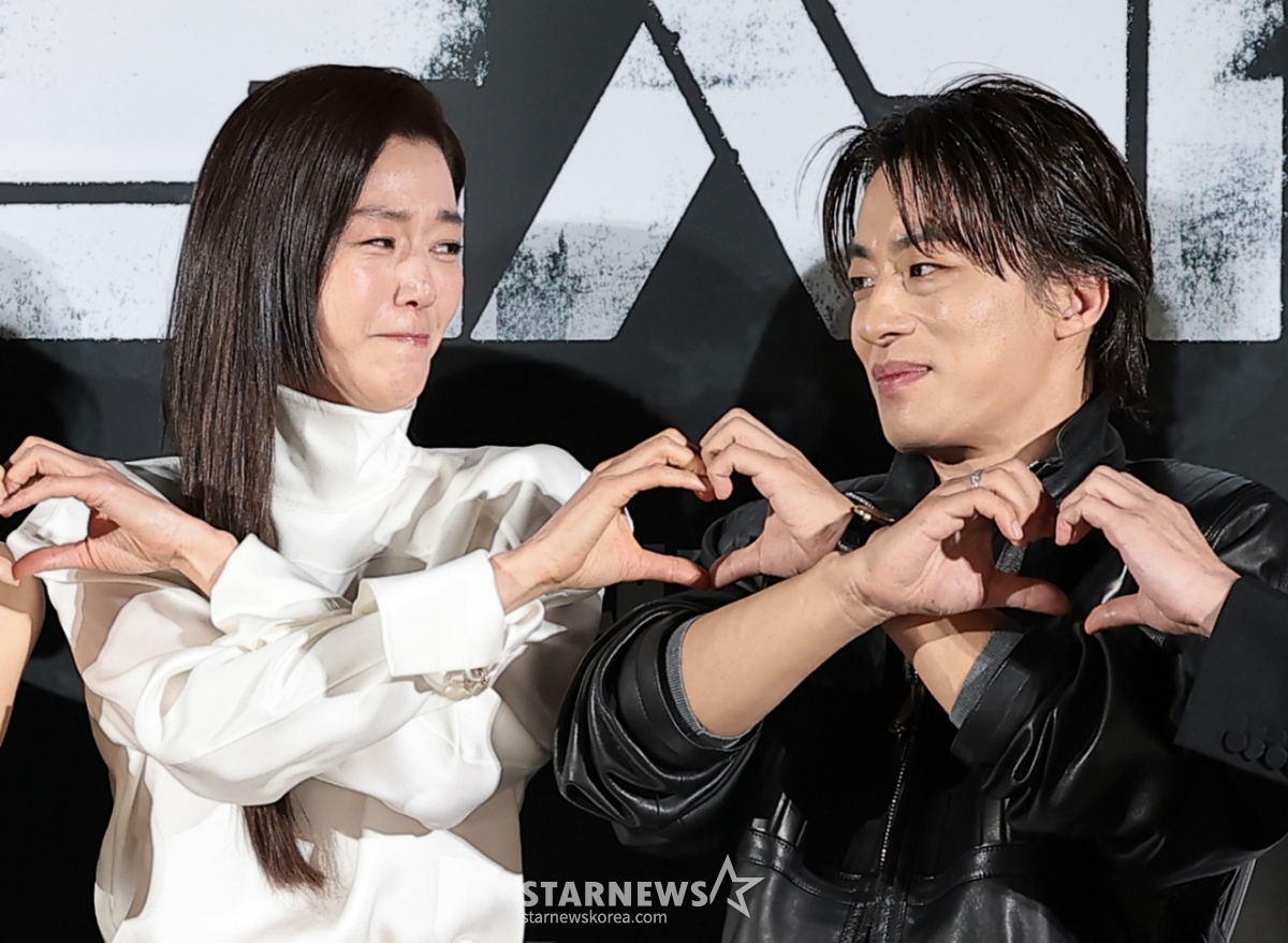 (Seoul = News1) Reporter Kwon Hyun-jin = Actor Jeon Ji-hyun (left) is laughing at the production report of the movie "The Group" (director Yeon Sang-ho) at CGV Yongsan I'Park Mall in Yongsan-gu, Seoul on the 6th.  "Collective" is a work about isolated survivors fighting against the evolving infected in an unpredictable form inside a building blocked by an unidentified infection. 2026.4.6/News1 Copyright © News1. All rights reserved. Unauthorized reproduction and redistribution, and prohibition of using AI learning. /Photo = (Seoul = News 1) Reporter Kwon Hyun-jin