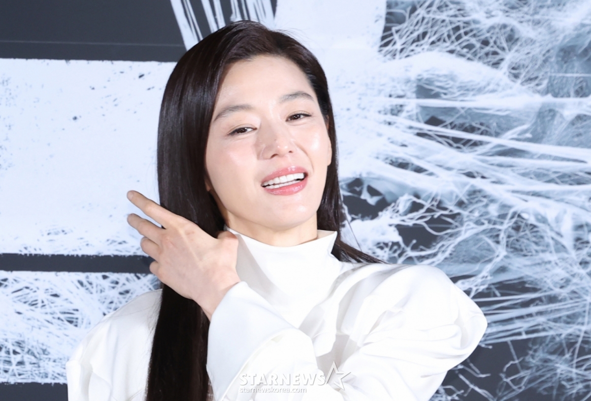[Seoul = Newsis] Reporter Cho Soo-jung = Actor Jun Ji-hyun smiles as he listens to questions at the production briefing of the movie 'Collective' held at CGV Yongsan in Seoul on the morning of the 6th. The movie Colony opens in May. 2026.04.06. chocrystal@newsis.com / Photo = Cho Soo-jung