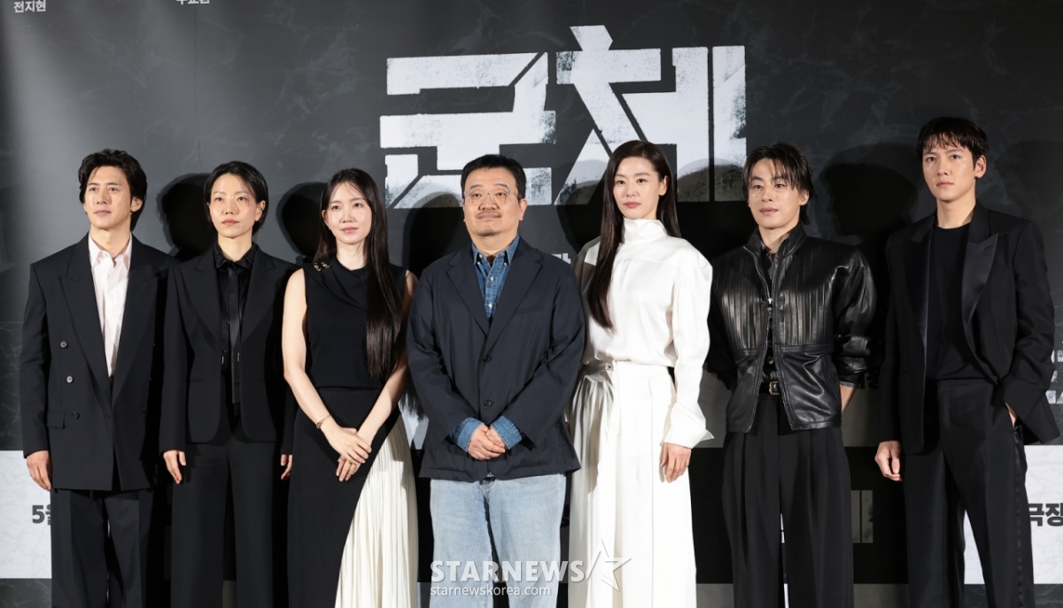 (Seoul = News1) Reporter Kwon Hyun-jin = Actors Go Soo (from left), Kim Shin-rok, Shin Hyun-bin, Yeon Sang-ho, Jeon Ji-hyun, Koo Chang-hwan, and Ji Chang-wook pose at a production briefing for the movie 'Colony' held at CGV Yongsan I'Park Mall in Yongsan-gu, Seoul on the 6th.  "Collective" is a work about isolated survivors fighting against the evolving infected in an unpredictable form inside a building blocked by an unidentified infection. 2026.4.6/News1 Copyright © News1. All rights reserved. Unauthorized reproduction and redistribution, and prohibition of using AI learning. /Photo = (Seoul = News 1) Reporter Kwon Hyun-jin