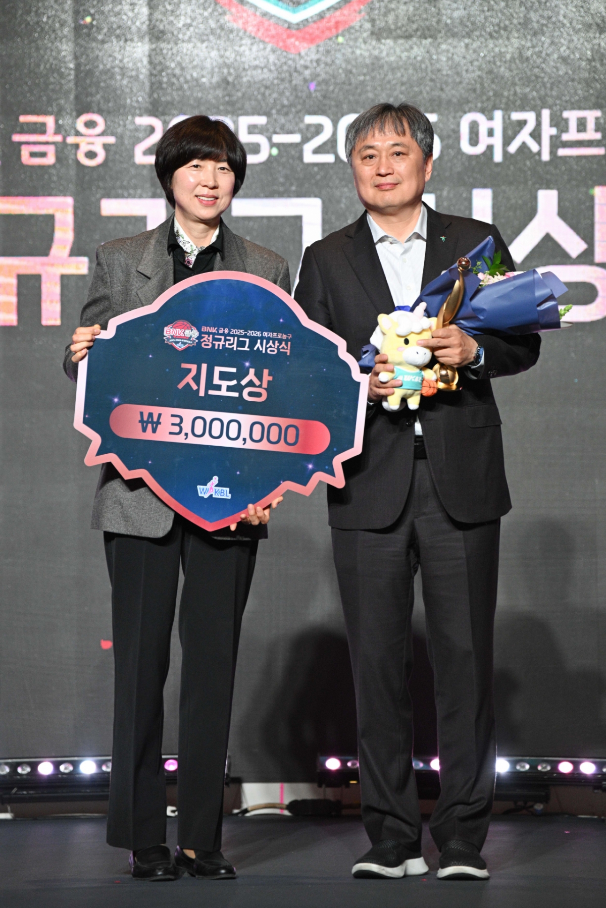 Ли Сан Бом (справа) - менеджер банка Хана. /Фото = Предоставлено WKBL.