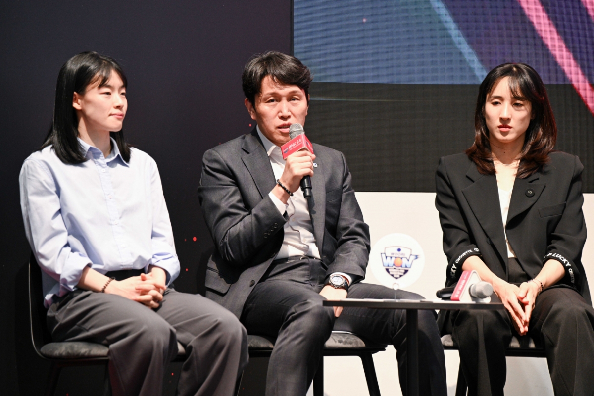 姜桂利(左)、金丹菲(右)和友利银行队主教练魏成宇。 =照片=WKBL提供。