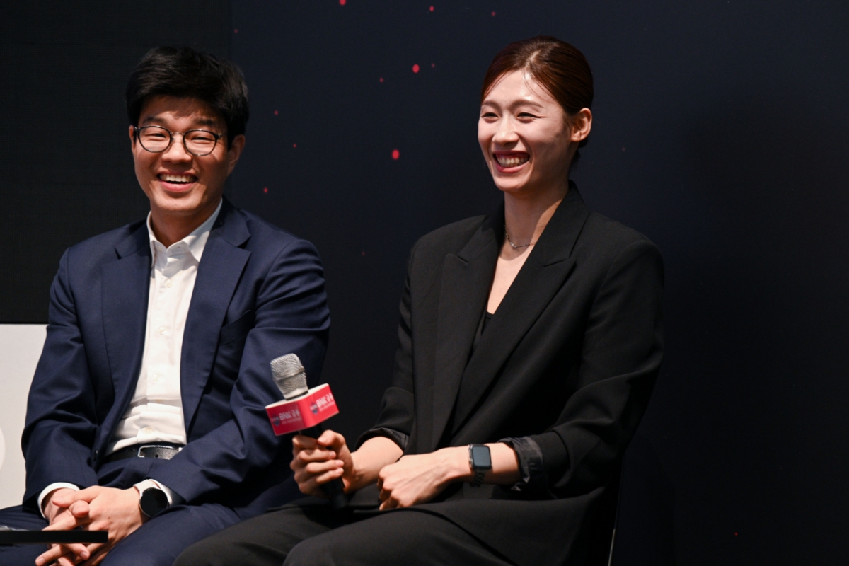 三星生命队主教练河尚允和李海兰。 =照片=WKBL提供。