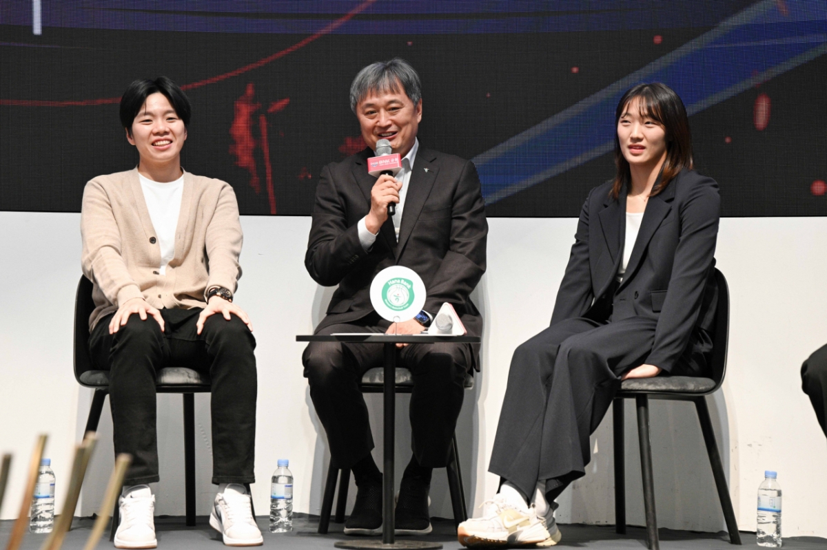 韩亚银行队主教练李相范(中)和选手们。 =照片=WKBL提供。