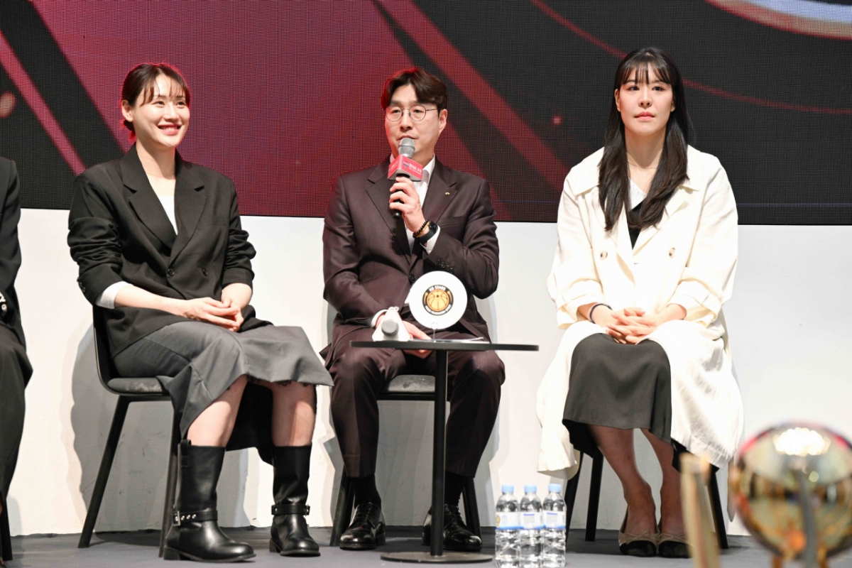 金完洙(中)、KB明星队主教练朴智秀(右)、姜伊瑟。 =照片=WKBL提供。