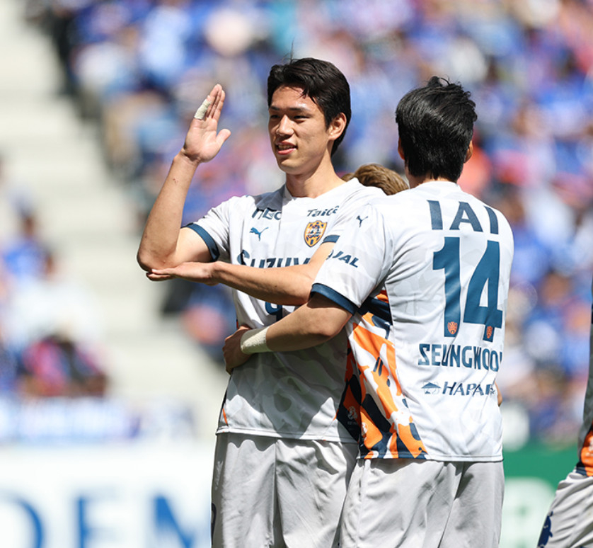 オ·セフンは5日、日本長崎のピーススタジアムコネクテッド·バイ·ソフトバンクで行われたV-ファーレン長崎との「2026シーズンJ100年構想リーグ」9ラウンド遠征で、試合開始7秒で得点後、ゴールセレモニーをしている。 /写真=清水エスパルス仕上げ