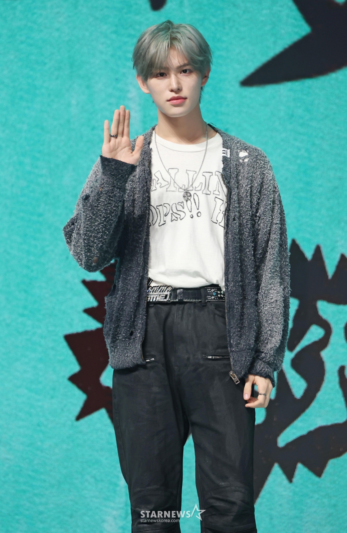 Chiều 6/5, Minje (Kick Flip) đang tạo dáng tại showcase kỷ niệm phát hành mini album vol.4 My First Kick được tổ chức tại Yes24 Live Hall, quận Gwangjin, Seoul.  Album lần này có tổng cộng 7 ca khúc bao gồm ca khúc chủ đề I Want To Be Your Eyes, Twice, Stup!d, đảo ngược, Scroll, Roar và My Direction. /2026.04.06/Ảnh = Photoguy@ Lee Dong Hoon