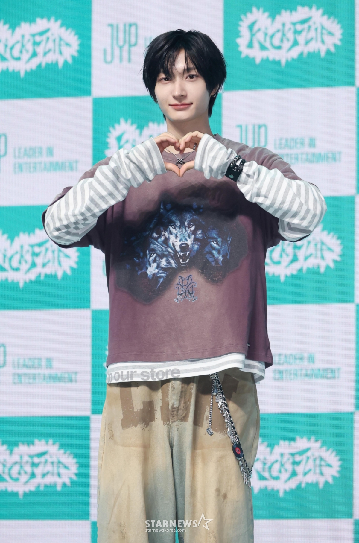 组合KickFlip童话6日下午在首尔广津区YES24 Live Hall举行的第四张迷你专辑《My First Kick》发行纪念表演秀上摆出造型,供记者们拍照。  这次专辑收录了主打歌《想碍眼》和先公开曲《Twenty》、《Stup!d》、《倒过来》、《Scroll》、《Roar》、《My Direction》等共7首歌曲。 /2026.04.06/照片=李东勋 photoguy@