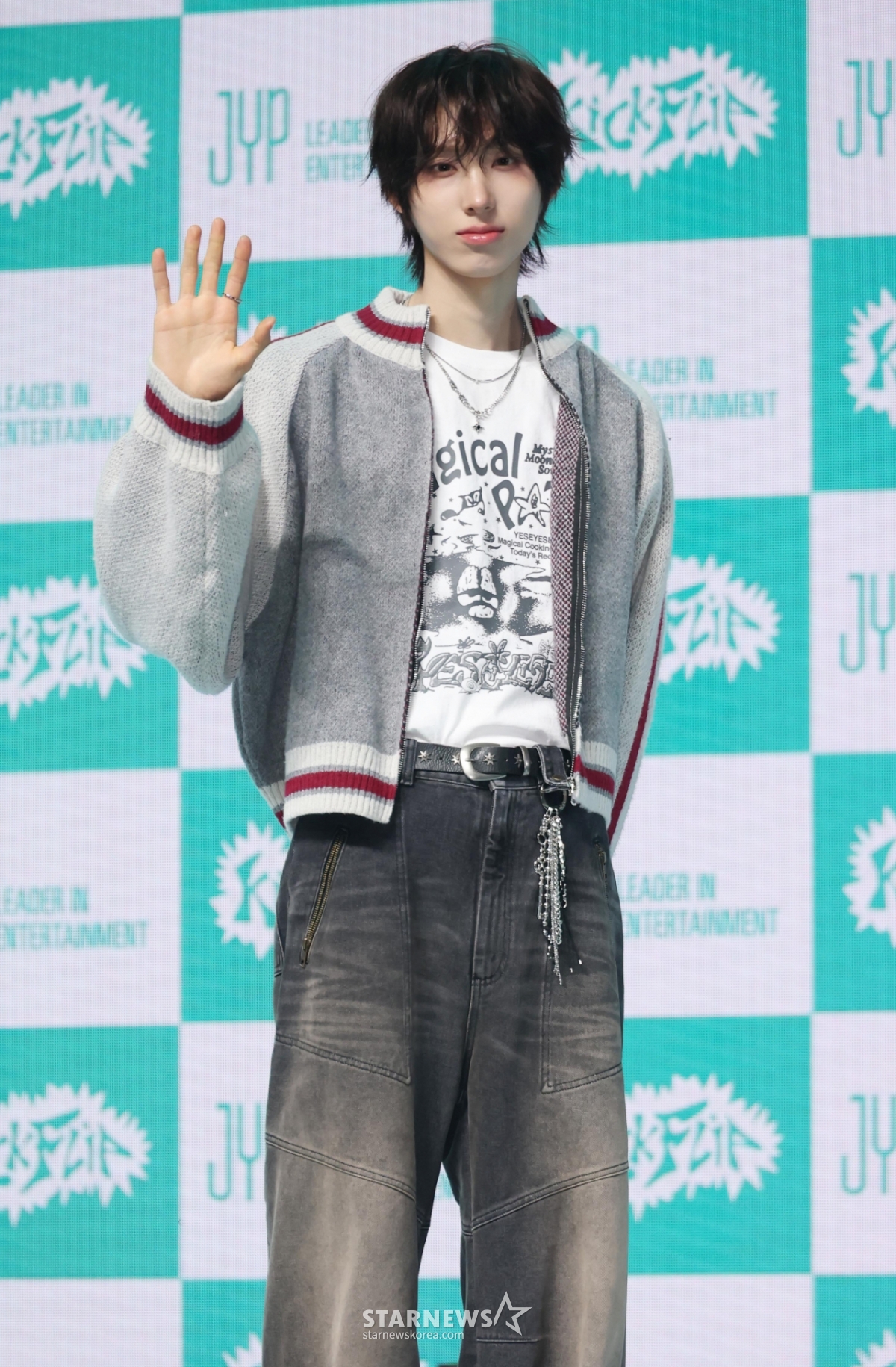 组合KickFlip主王6日下午在首尔广津区YES24 Live Hall举行的第四张迷你专辑《My First Kick》发行纪念表演秀上摆出造型,供记者们拍照。  这次专辑收录了主打歌《想碍眼》和先公开曲《Twenty》、《Stup!d》、《倒过来》、《Scroll》、《Roar》、《My Direction》等共7首歌曲。 /2026.04.06/照片=李东勋 photoguy@