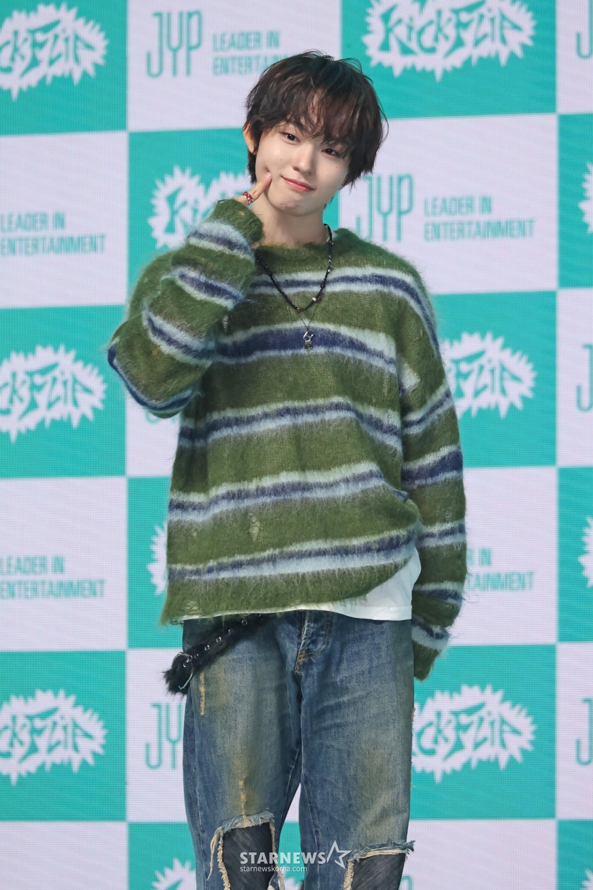 组合KickFlip成员Key珠6日下午在首尔广津区YES24 Live Hall举行的第四张迷你专辑《My First Kick》发行纪念表演秀上摆出造型,供记者们拍照。  这次专辑收录了主打歌《想碍眼》和先公开曲《Twenty》、《Stup!d》、《倒过来》、《Scroll》、《Roar》、《My Direction》等共7首歌曲。 /2026.04.06/照片=李东勋 photoguy@