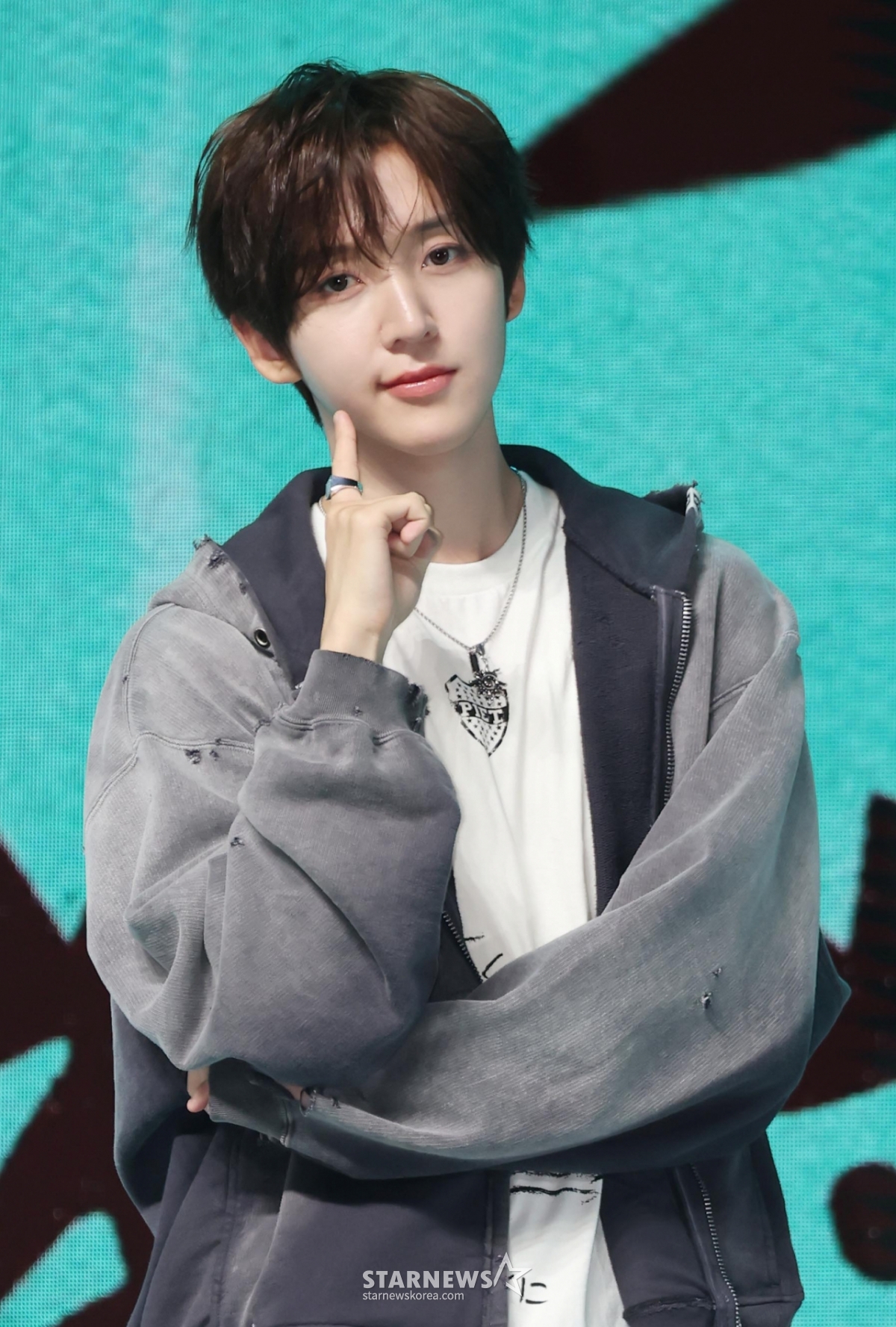 组合KickFlip东贤6日下午在首尔广津区YES24 Live Hall举行的第四张迷你专辑《My First Kick》发行纪念表演秀上摆出造型,供记者们拍照。  这次专辑收录了主打歌《想碍眼》和先公开曲《Twenty》、《Stup!d》、《倒过来》、《Scroll》、《Roar》、《My Direction》等共7首歌曲。 /2026.04.06/照片=李东勋 photoguy@