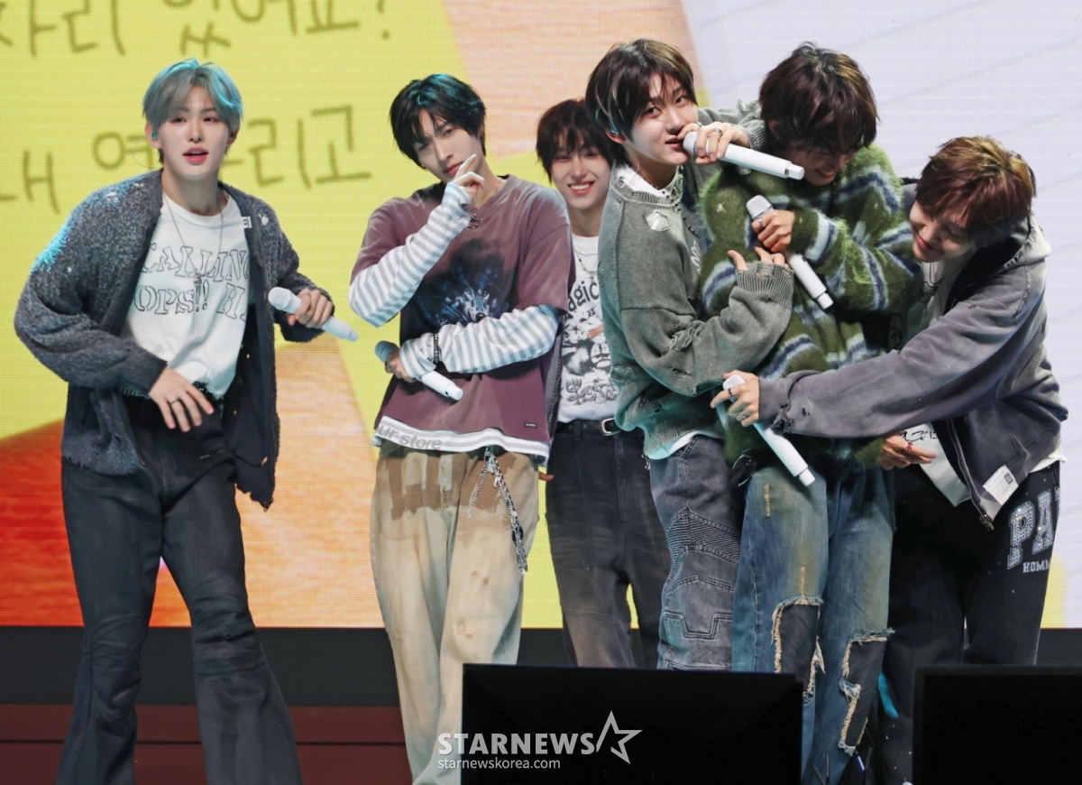 组合KickFlip6日下午在首尔广津区YES24 Live Hall举行的第四张迷你专辑《My First Kick》发行纪念表演秀上展示了主打歌。  这次专辑收录了主打歌《想碍眼》和先公开曲《Twenty》、《Stup!d》、《倒过来》、《Scroll》、《Roar》、《My Direction》等共7首歌曲。 /2026.04.06/照片=李东勋 photoguy@