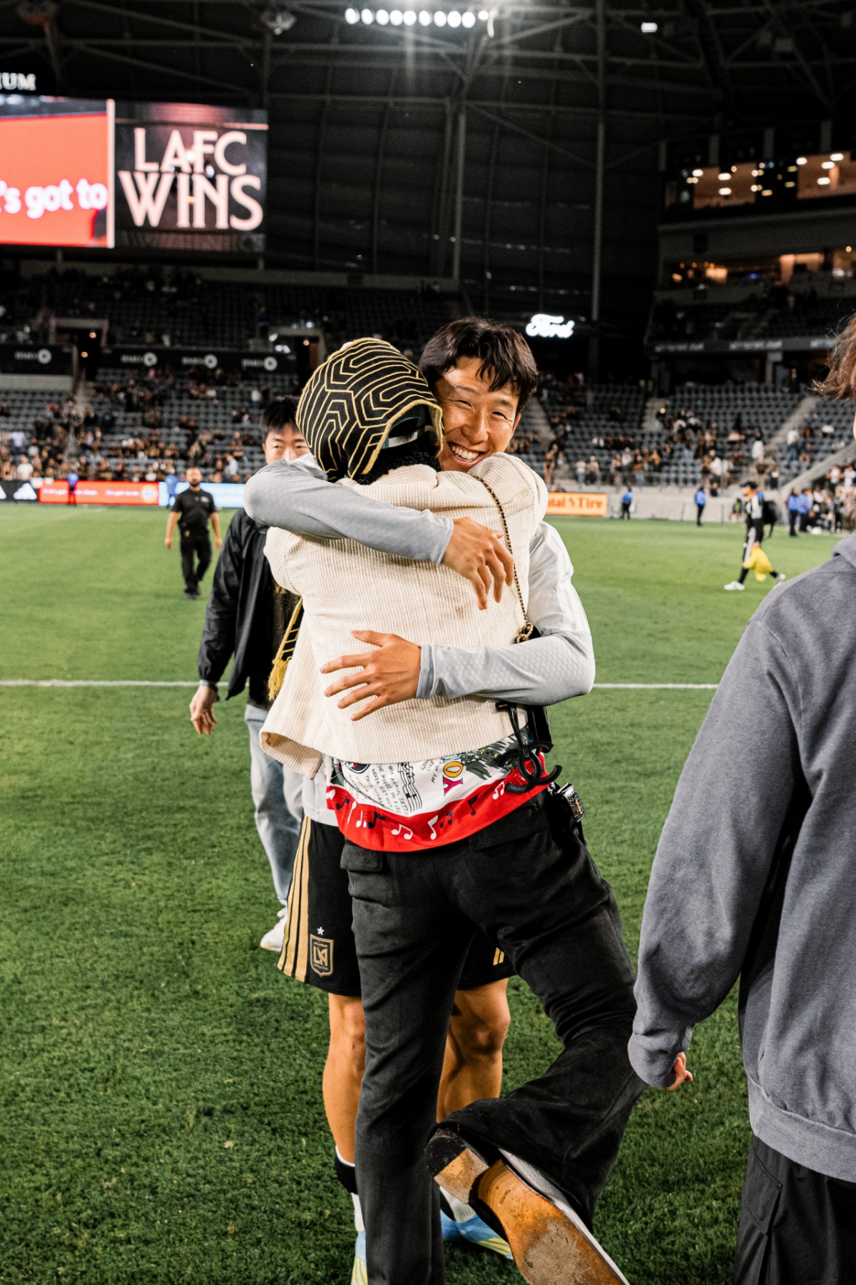 孫興民（ソン·フンミン、右）が5日（韓国時間）、米カリフォルニア州ロサンゼルスのBMOスタジアムで行われた2026MLS第6ラウンドの試合が終わった後、G-DRAGONと抱き合っている。 /写真=ロサンゼルスFC公式ソーシャル·ネットワーキング·サービス（SNS）