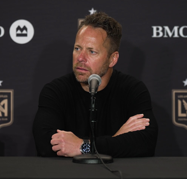LAFCのマーク·ドス·サントス監督が5日（韓国時間）、米カリフォルニア州LAのBMOスタジアムで行われた2026MLS第6ラウンドの試合が終わった後、記者会見で取材陣の質問を受けている。 /写真=ロサンゼルスFC公式映像まとめ
