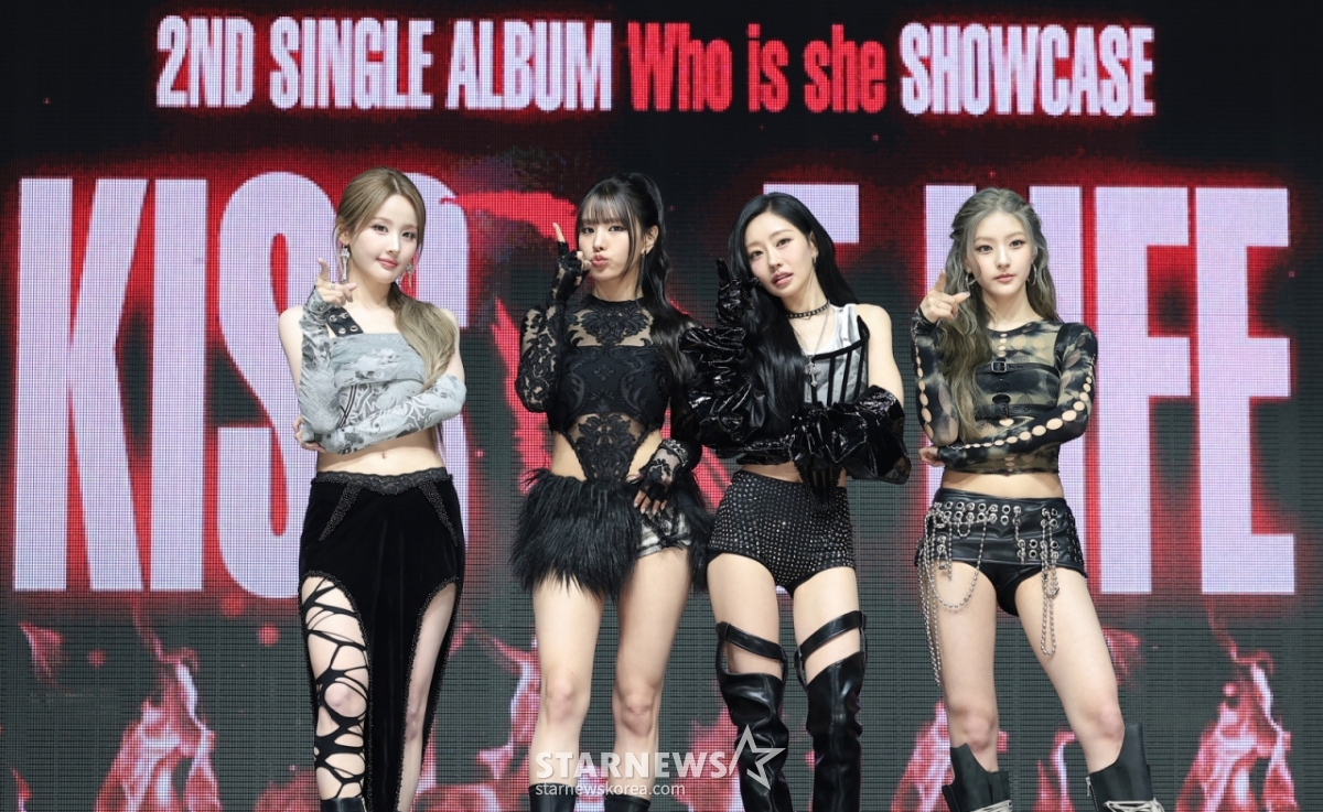 （ソウル=ニュース1）クォン·ヒョンジン記者=グループKISS OF LIFEの6日、ソウル龍山区ブルースクエアで行われた新しいシングル「Who is she」の発売ショーケースでポーズを取っている。 2026.4.6/ニュース1 Copyright © ニュース1. All rights reserved。無断転載及び再配布、AI学習利用禁止。 /写真=（ソウル=ニュース1）クォン·ヒョンジン記者