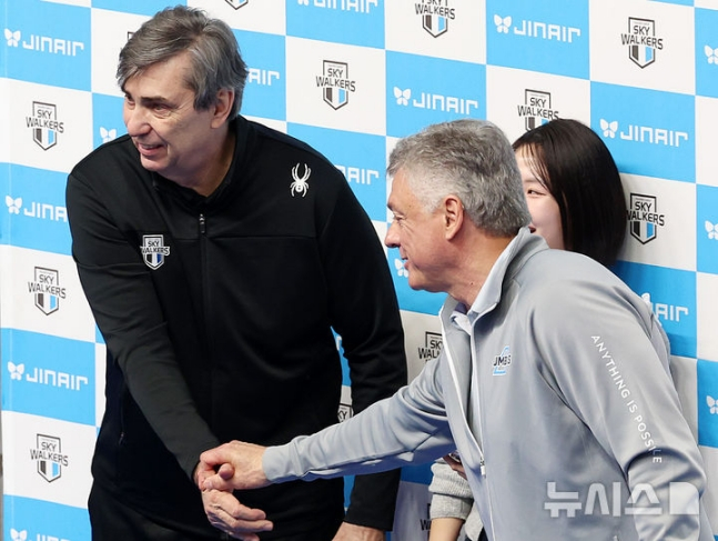 6日，现代Capital队主教练菲利普•布朗（左）和大韩航空队主教练海南•达尔•佐托在冠军争夺战第3场比赛之前正在握手。 =照片=newsis。