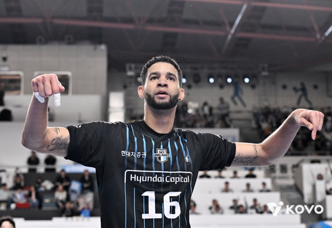 Чхонан Hyundai Capital Лео проводит церемонию после забивания голов в третьем домашнем матче мужского дивизиона V-лиги сезона 2025-2026 годов с Korean Air, который состоялся 6-го числа в гимназии Ю Гвансун в Чхонане. /Фото = Предоставлено KOVO.