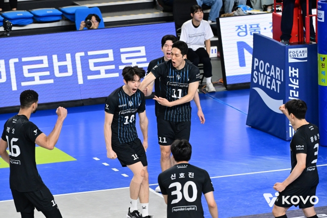 Hyundai Capital players are happy after scoring. /Photo = Courtesy of KOVO