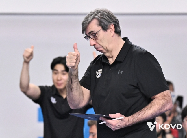 Blanc gives a thumbs up to the player who scored. /Photo = Courtesy of KOVO