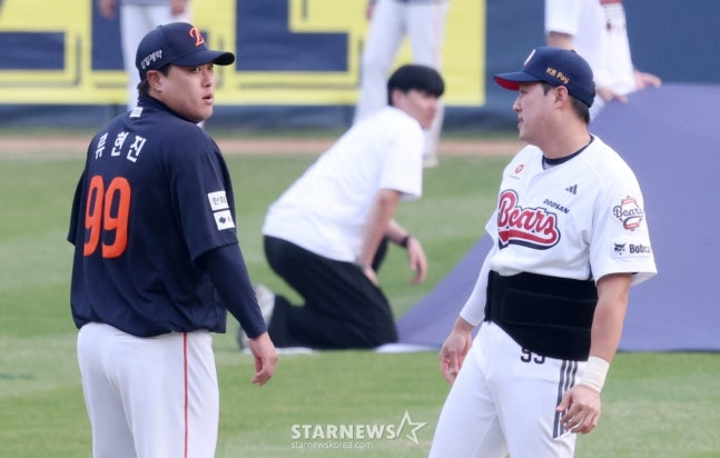 Ryu Hyun-jin (trái) của Hanwha đang nói chuyện với Yang Seok-hwan của Doosan trước trận đấu Jamsil vào ngày 3. /Ảnh = Người chờ đợi Kim Jin Kyung