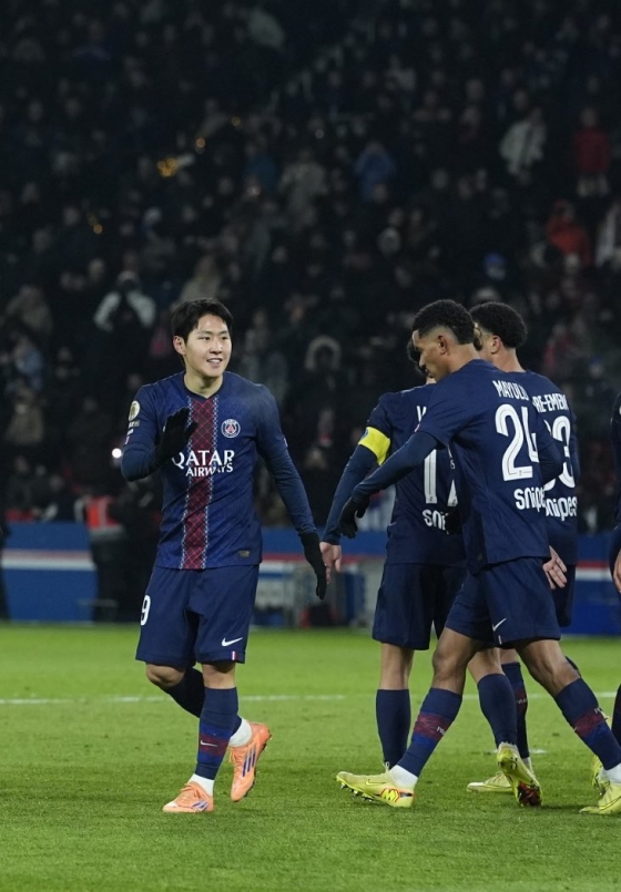 Lee Kang-in (left) smiles after scoring against Le Havre in the 13th round of the French League 1 in the 2025-2026 season at Parc des Princes in Paris, France. /Photo = Paris Saint-Germain (PSG) Official Social Network Service (SNS)