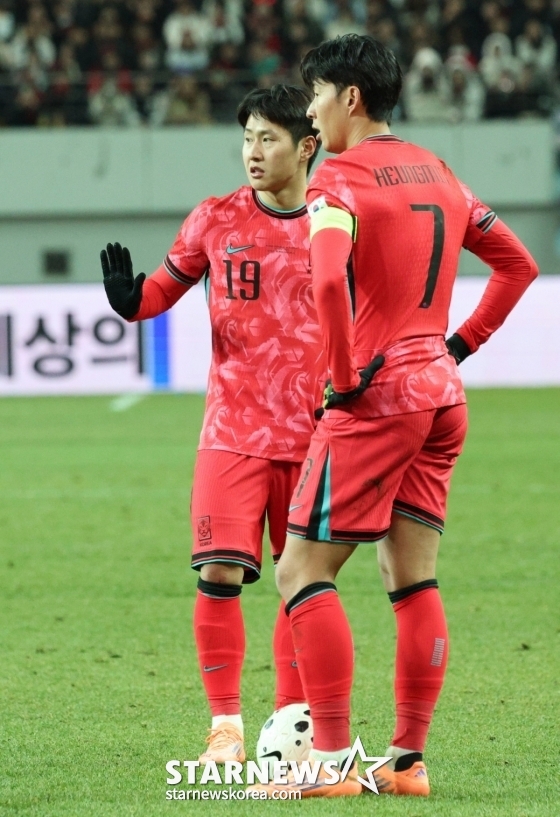 Lee Kang-in (left) and Son Heung-min are talking before the free kick. /Photo = Senior Reporter Kim Jin-kyung