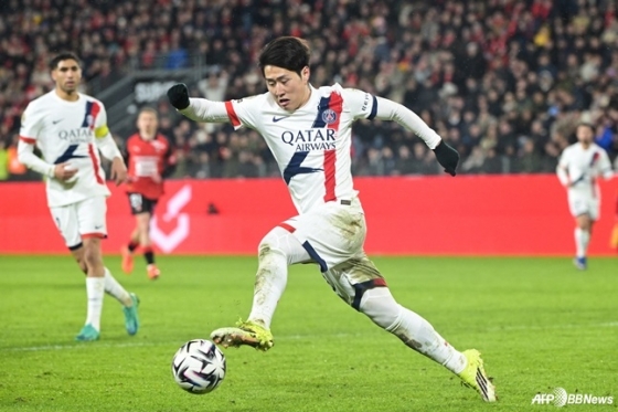 Lee Kang-in is trying to dribble in an away game in the 22nd round of the French League in the 2025-2026 season at Roazon Parc in Rennes, France. /AFPBBNews=News1
