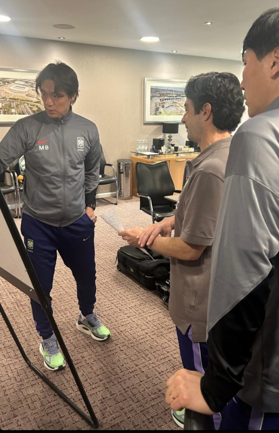 图为洪明甫（左）教练和朱昂·阿罗索（juan aloso）首席教练正在对话。 =照片=韩国国家足球队首席教练朱昂-阿罗索提供个人社交网络服务（SNS）。