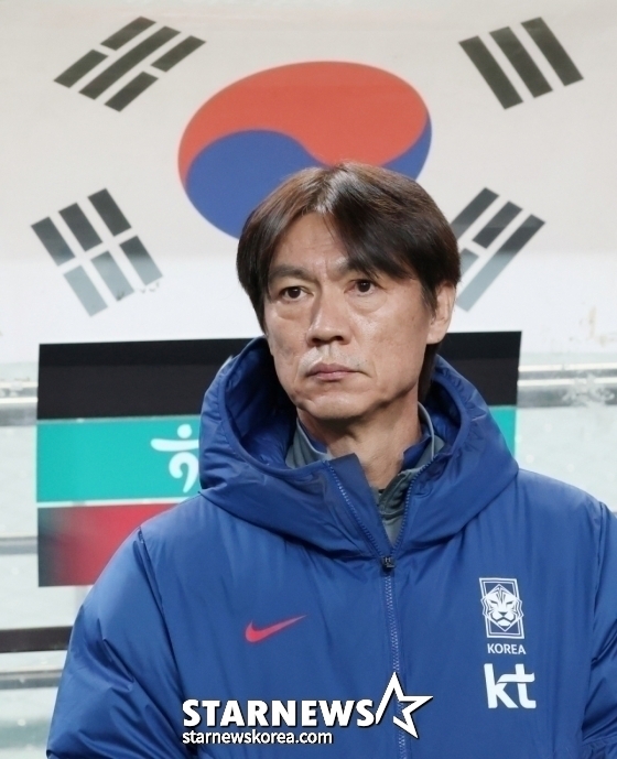 韩国国家足球队A级比赛韩国队与加纳队的比赛在首尔世界杯障碍区举行。  图为洪明甫教练正凝视着球场。 =照片=金镇京。