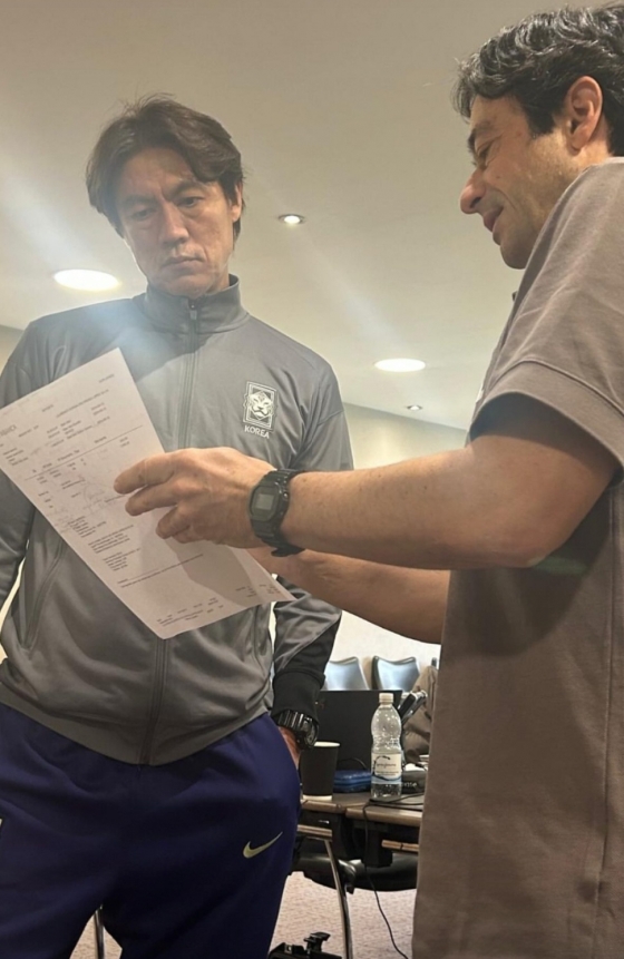 Hong Myung-bo (left) head coach of the South Korean men's national soccer team and João Aroso head coach. /Photo = João Aroso, head coach of the South Korean national soccer team, personal social network service (SNS)