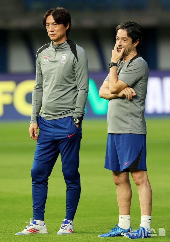 Coach Hong Myung-bo and João Aroso. /Photo = Newsis