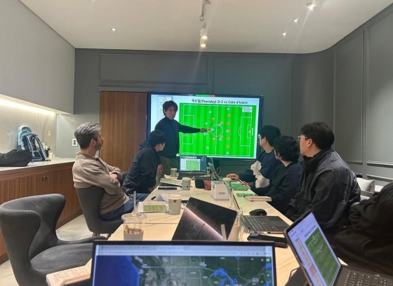 Coach Hong Myung-bo during a tactical meeting for the South Korean men's national soccer team./Photo =Juang Aroso, the head coach of the South Korean national soccer team, Personal Social Network Service (SNS)