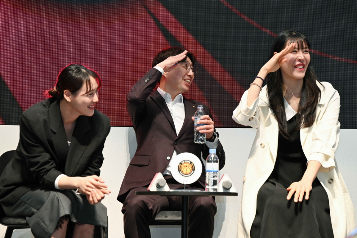 Park Ji-soo (phải), Gam Se-seul (trái) và Kim Wan-soo, huấn luyện viên của KB Stars, người đã tham dự Media Day mùa giải 2025-2026 WKBL Postseason. /Ảnh = cung cấp WKBL