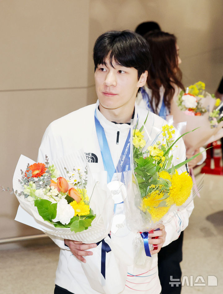 黄大宪今年2月24日回到仁川国际机场第二航站楼,正在接受花束。 =照片=newsis。