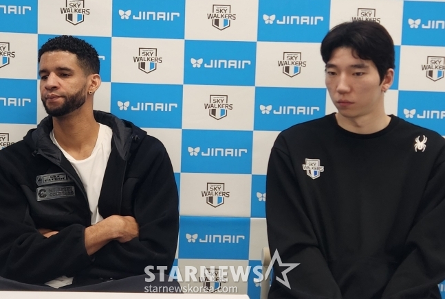 Hyundai Capital Leo (left) and Huh Soo-bong are interviewing reporters after winning the third home game of the 2025-2026 Jin Air V-League men's championship match against Incheon Korean Air at Yu Gwan-soon Gymnasium on the 6th. /Photo = Reporter Ahn Ho-geun