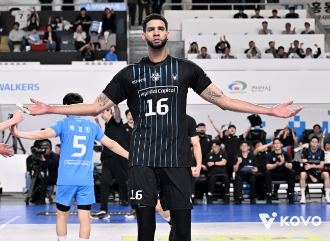 Hyundai Capital Leo is celebrating after scoring in the third game of the men's championship match of the 2025-2026 Jin Air V-League against Incheon Korean Air at Yoo Gwan-soon Gymnasium in Cheonan on the 6th. /Photo = Courtesy of KOVO