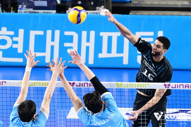 Hyundai Capital Leo is attempting a strong attack by passing two blockers in the third round of the men's championship match of the 2025-2026 Jin Air V-League against Incheon Korean Air at Yoo Gwan-soon Gymnasium in Cheonan on the 6th. /Photo = Courtesy of KOVO