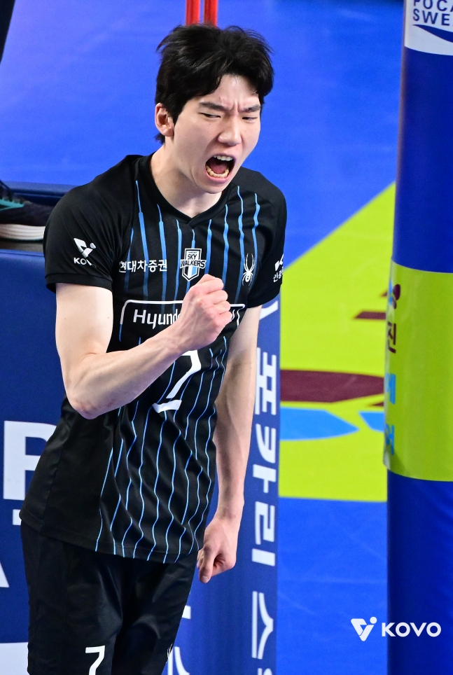 Hyundai Capital's Huh Soo-bong celebrates after scoring in the third round of the men's championship match of the 2025-2026 Jin Air V-League against Incheon Korean Air at Yu Gwan-soon Gymnasium on the 6th. /Photo = Courtesy of KOVO