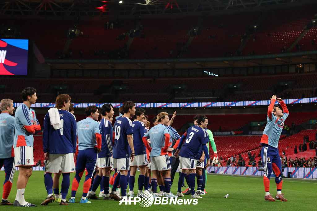 1-го числа на стадионе Уэмбли в Лондоне, Англия, сборная Японии по футболу выиграла 1-0 в выездной оценочной игре против Англии. /AFPBBNews =Новости 1