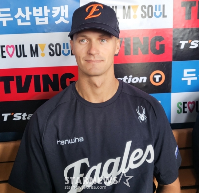 ハンファ·イーグルスの一時代替外国人投手ジャック·クッシングが取材陣とインタビューをしている。 /写真=アン·ホグン記者