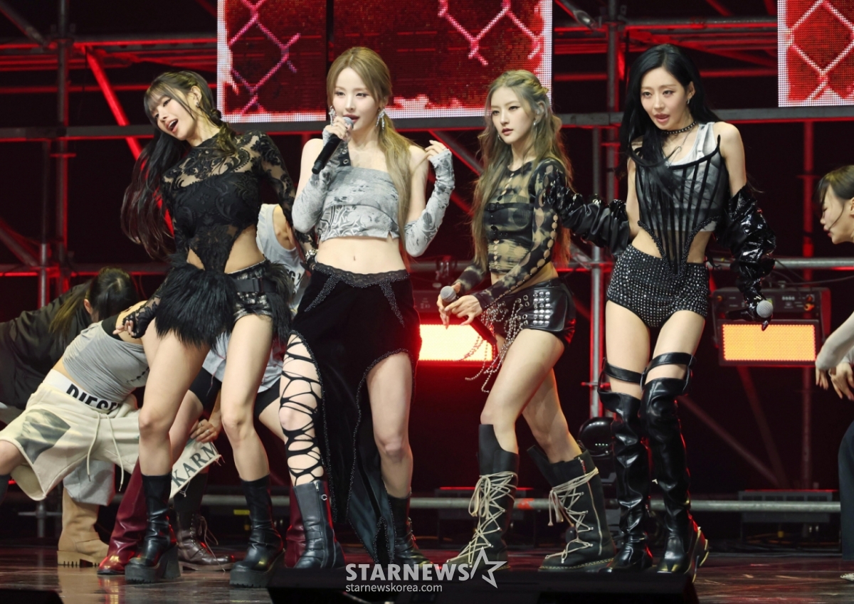 Girl group Kiss of Life is performing a new song at a showcase commemorating the release of its new single "Who Is She" at Blue Square in Yongsan-gu, Seoul, on the afternoon of the 6th.  The new song "Who's She" is a projection of Keith of Life's self as an artist. /2026.04.06 / Photo = Lee Dong-hoon photoguy@