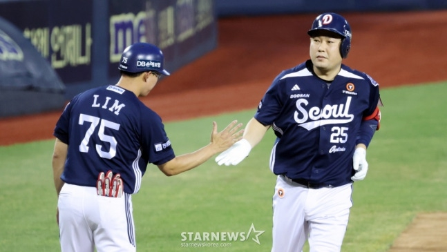 Yang Eui-ji (right) of Doosan Bears. /Photo = Star News