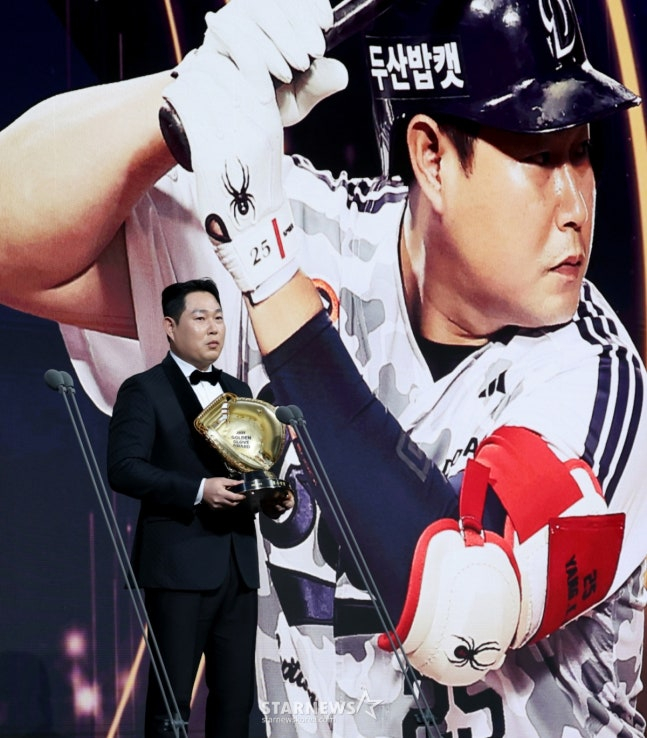 Yang Eui-ji is speaking after winning the Golden Glove in the catcher category in December last year. /Photo = Star News