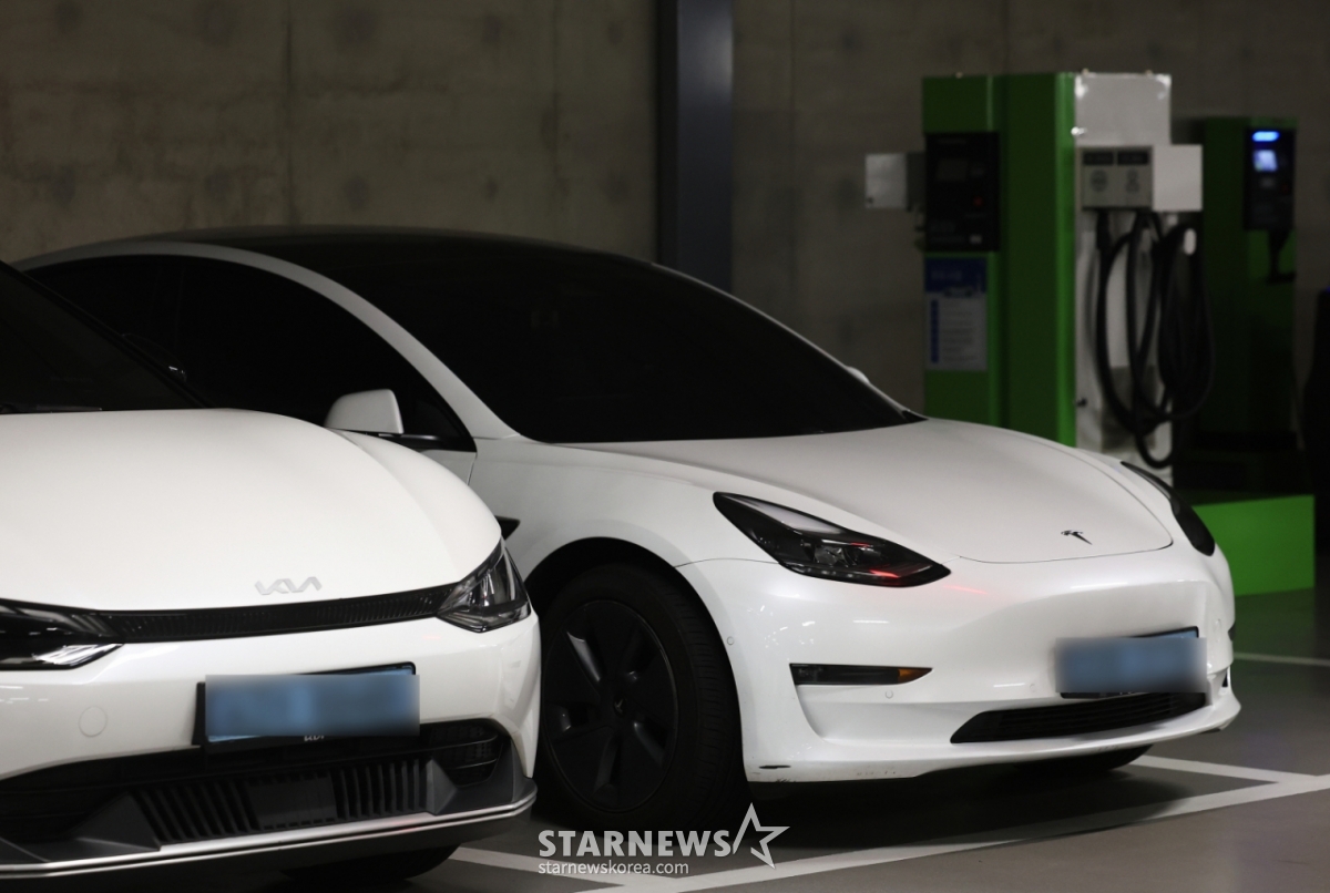 (首尔=新闻1)记者吴大一=今年2月,韩国国内电动汽车新登记数量首次超过3万辆,创下了历史最高纪录。 据分析,随着补贴的提前确定和降价竞争、高油价的相吻合,电动汽车的需求剧增。 据韩国汽车移动产业协会(KAMA)透露,上个月国内电动汽车新登记数量为3万5693辆。 每月电动汽车登记数量达到3万辆尚属首次。 图为,30日,首尔市内某大厦内的电动汽车充电区域。 2026.3.30/新闻1 Copyright©新闻1. Allrights reserved.禁止擅自转载和重新发布,禁止使用AI学习。 =照片=(首尔=新闻1)吴大一。