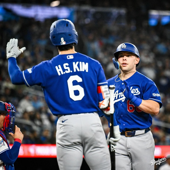 Kim Hye-sung (left) welcomes Dalton Rushing, who started and scored as the ninth batter shortstop in the 2026 Major League (MLB) away game against the Toronto Blue Jays at Rogers Center in Canada on the 7th (Korea time). /Photo = LA Dodgers official SNS