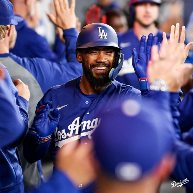 Teoscar Hernandez hit a home run in the first inning and is welcomed by his teammates in the 2026 Major League Baseball (MLB) away game against the Toronto Blue Jays at Rogers Center in Canada on the 7th (Korea time). /Photo = LA Dodgers official SNS
