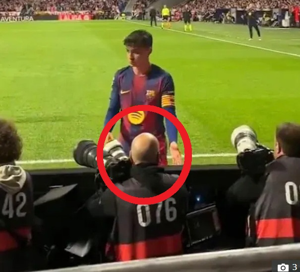 图为，比赛中佩德里似乎把秃顶的摄像师的头误认为是足球。 =照片=《太阳报》结束。