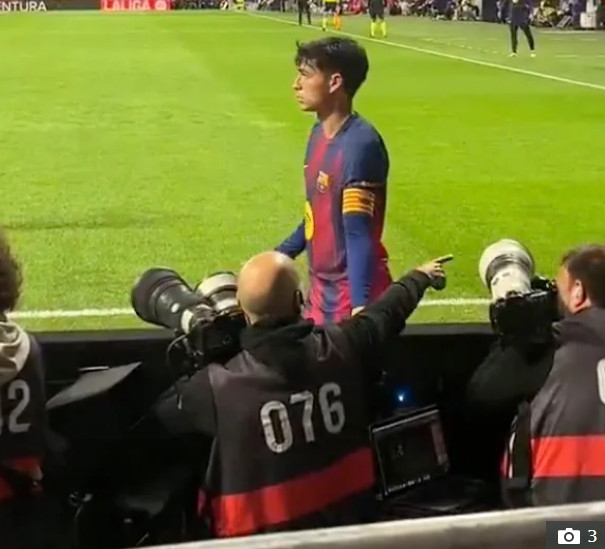 图为，比赛中佩德里似乎把秃顶的摄像师的头误认为是足球。 =照片=《太阳报》结束。